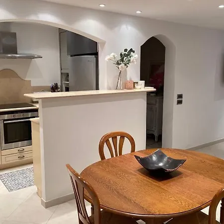 Logement De 3 Chambres A 10 Mins A Pieds Du Centre Du Village Et De La Plage Des Canebiers Apartment *