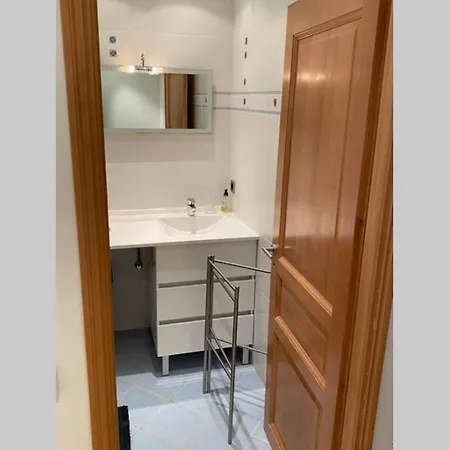 Logement De 3 Chambres A 10 Mins A Pieds Du Centre Du Village Et De La Plage Des Canebiers Apartment