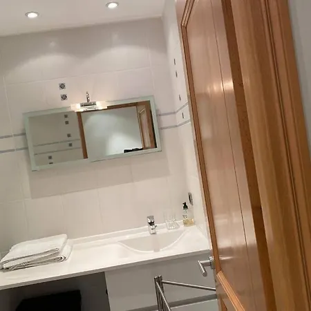Logement De 3 Chambres A 10 Mins A Pieds Du Centre Du Village Et De La Plage Des Canebiers Apartment